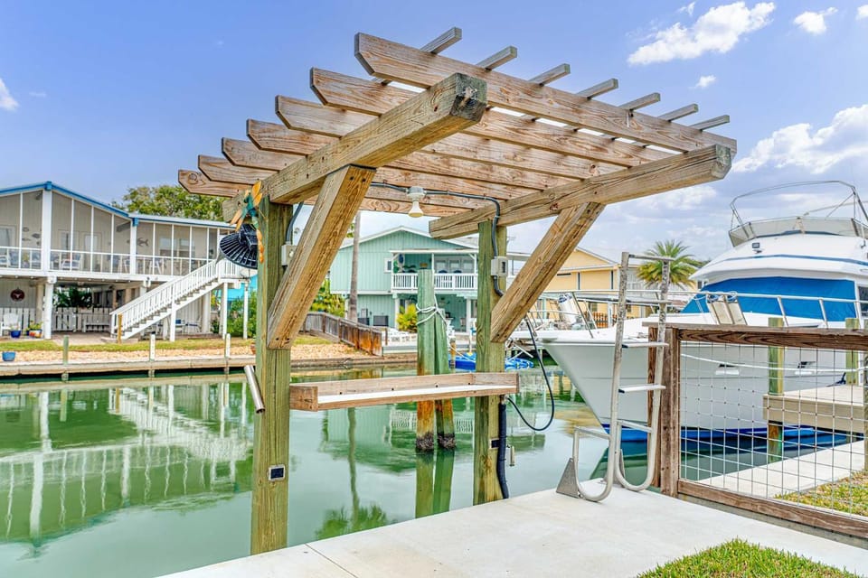 Waterfront Communal Pool Dock Pet-Friendly House in Rockport