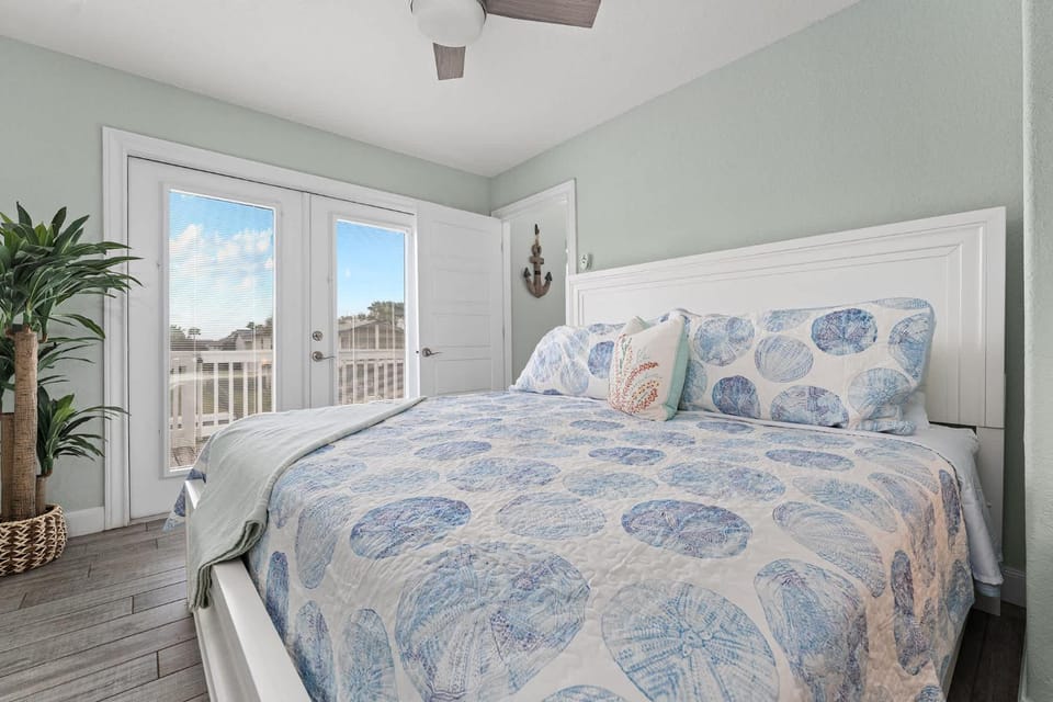 Waterfront Communal Pool Dock Pet-Friendly House in Rockport