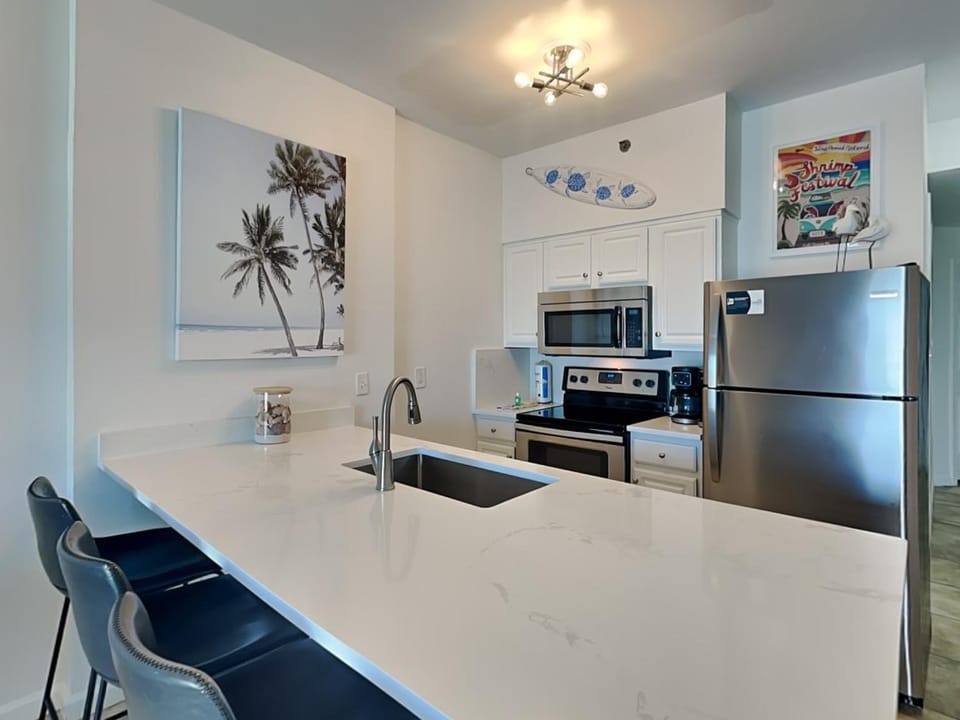 Kitchen or kitchenette, Seating area, furniture, microwave, oven, stove, kitchen