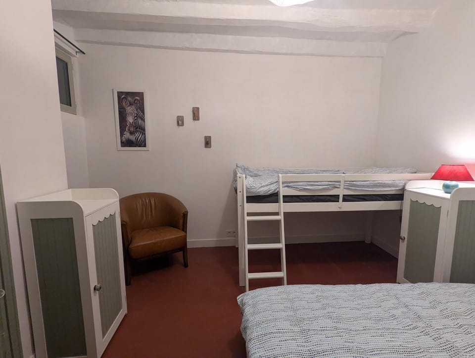 Photo of the whole room, Bedroom