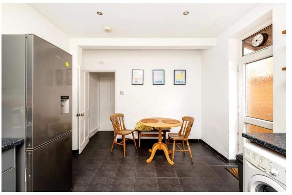 Kitchen or kitchenette, Seating area, Dining area