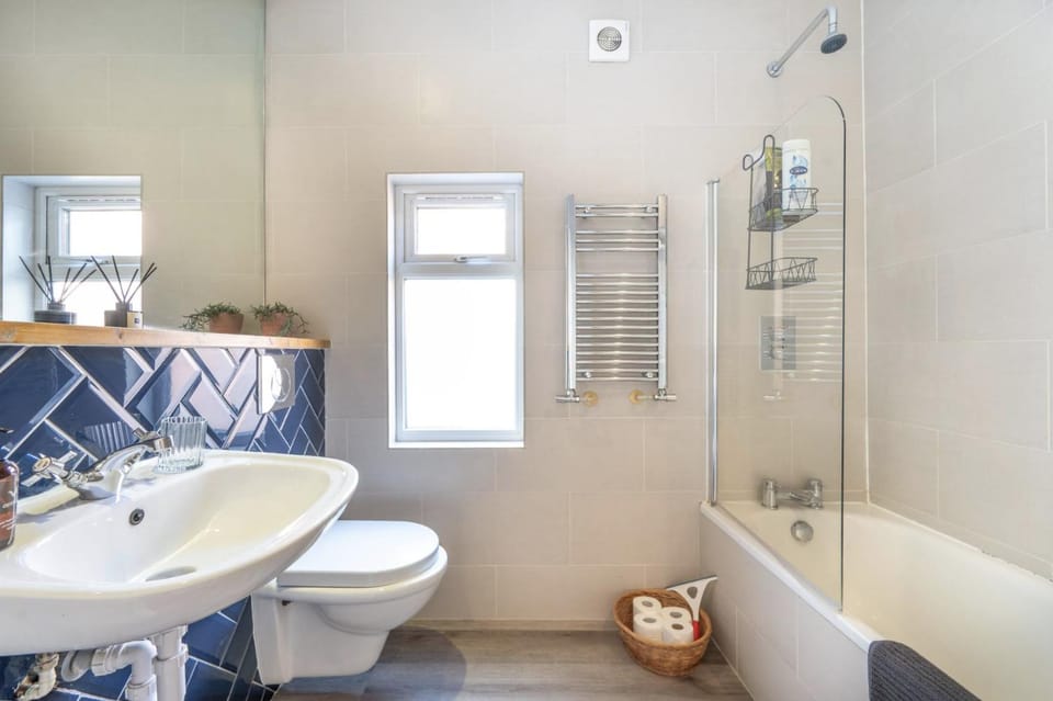 Shower, Toilet, Bathroom, Bath