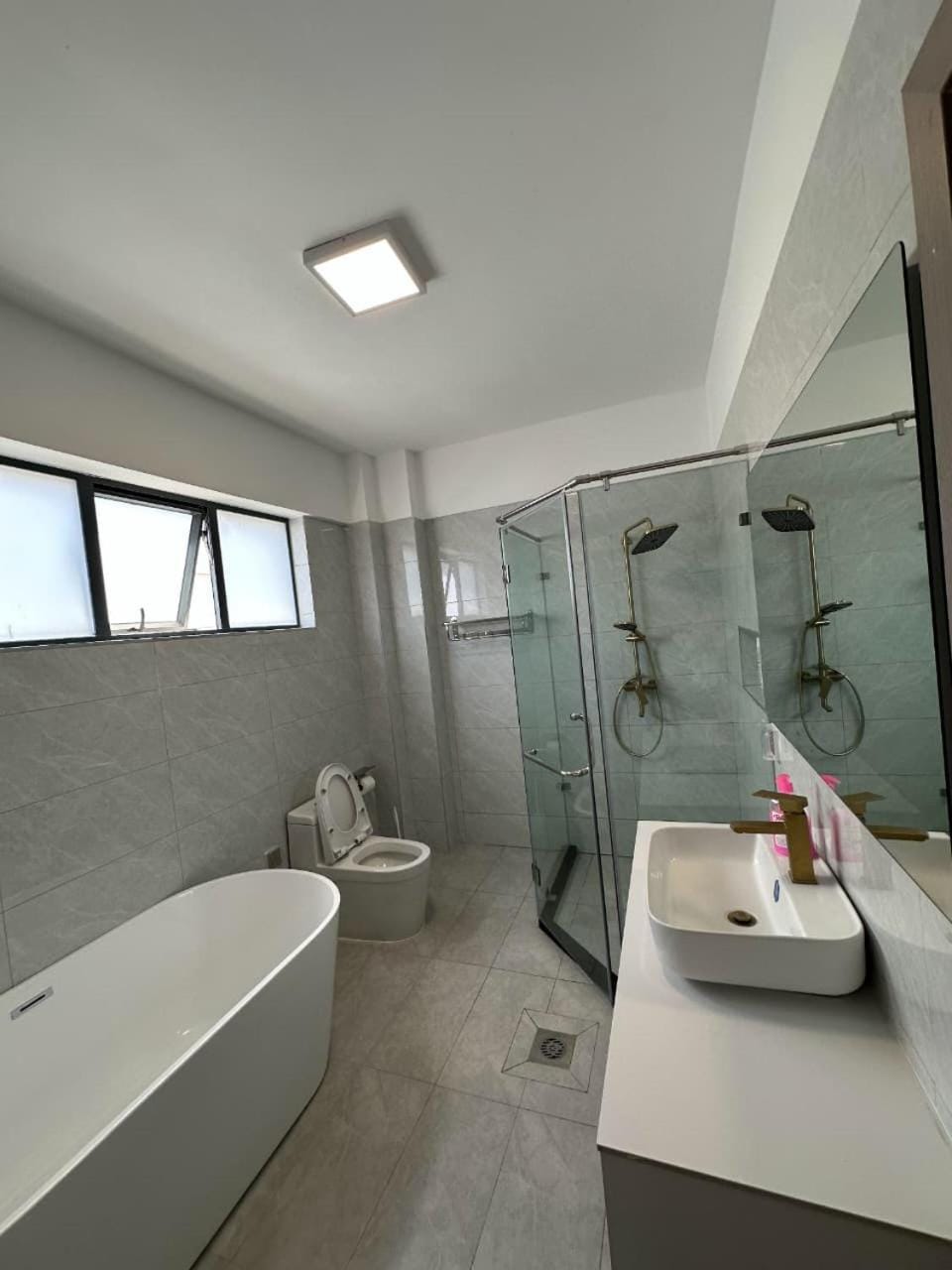 Cozy 5 Bedroom APT, Pool, Gym, Free Parking Apartment in Nairobi County