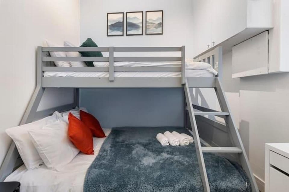Bed, Photo of the whole room, Decorative detail, Bedroom, bunk bed, towels