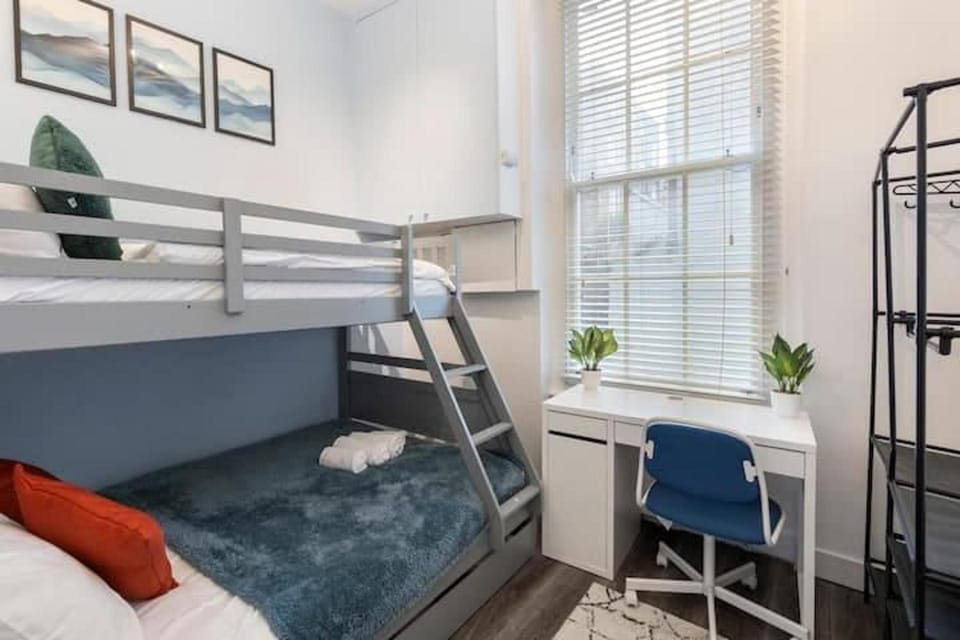 Bed, Photo of the whole room, Decorative detail, Seating area, Bedroom, bunk bed, furniture, towels