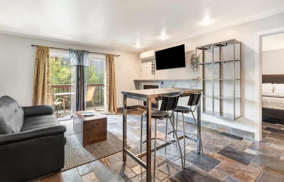 Upscale Condo near Downtown & the Deschutes House in Bend
