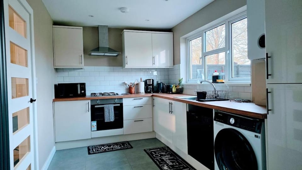 Modern 3 Bed House with Parking for Families and Contractors Apartment in Camberley
