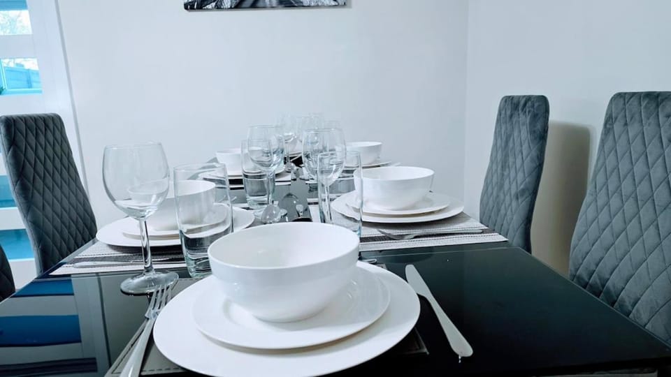 Modern 3 Bed House with Parking for Families and Contractors Apartment in Camberley