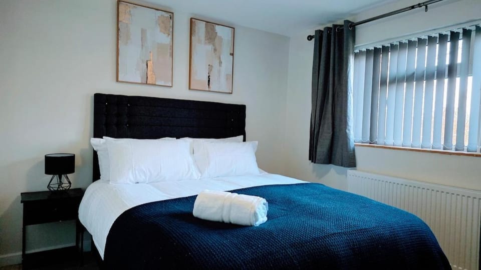 Modern 3 Bed House with Parking for Families and Contractors Apartment in Camberley