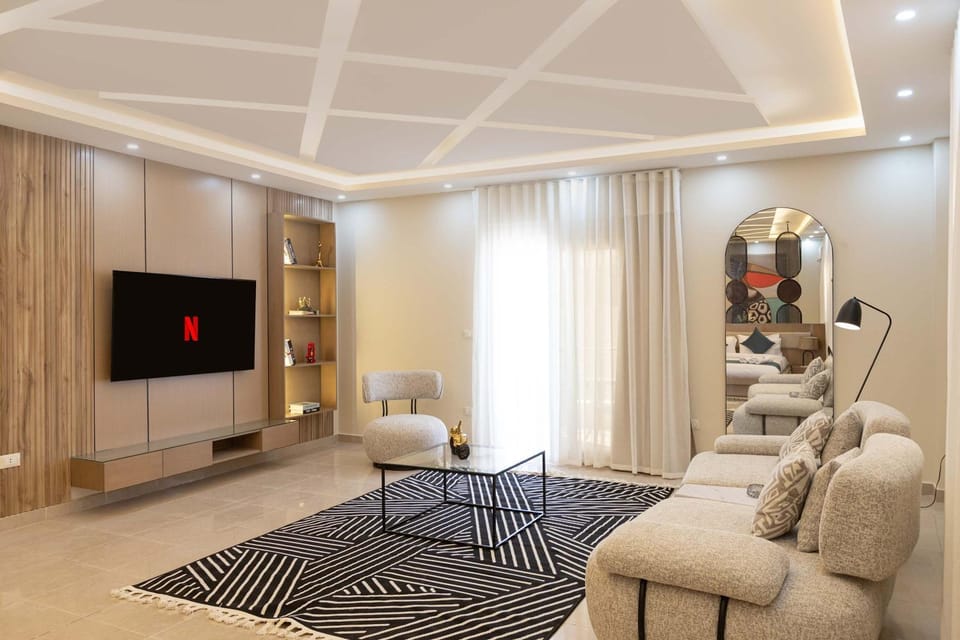 Studio - King Bed - Near AUC - All-Day Security & Reception Apartment in New Cairo City
