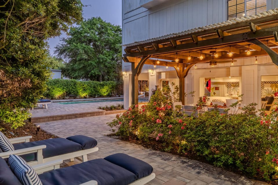 6 BR near Beach - Private Pool - Fenced In w Pets House in Folly Field