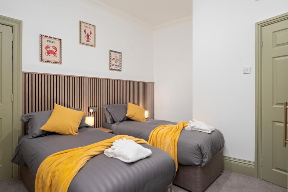 Claydens Guest House at Cleethorpes Sleeps 12 House in Cleethorpes