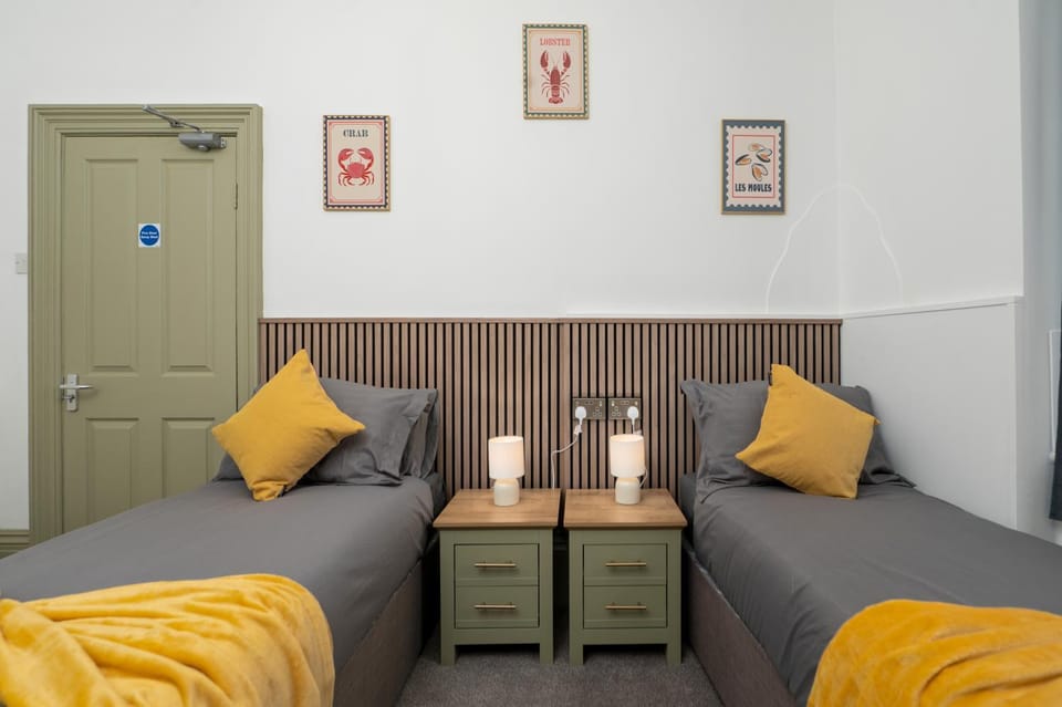 Claydens Guest House at Cleethorpes Sleeps 12 House in Cleethorpes