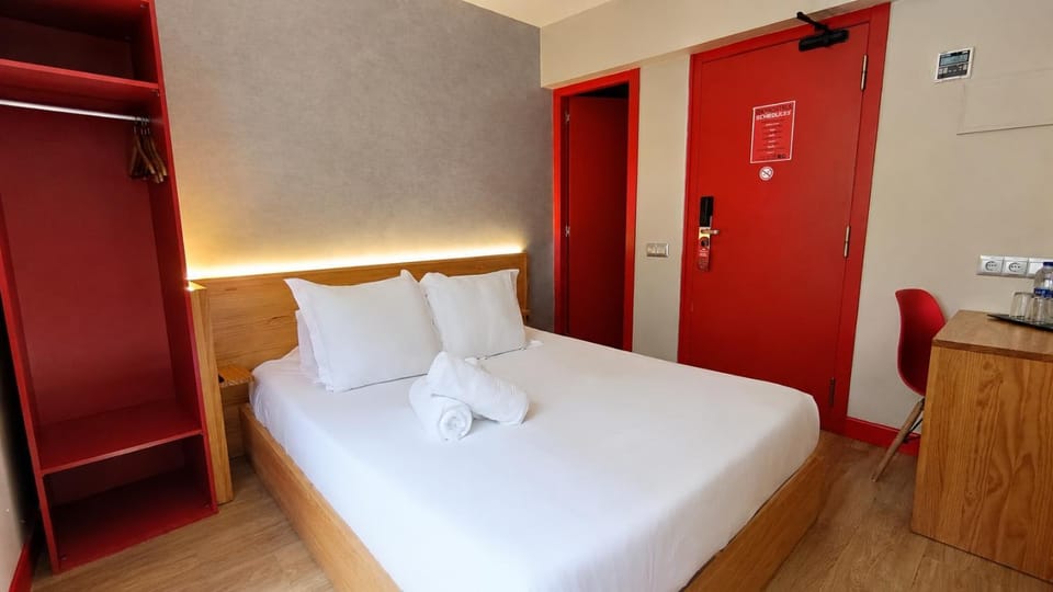 Bed, Photo of the whole room, wardrobe