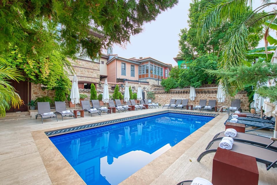 Property building, Day, Pool view, Swimming pool