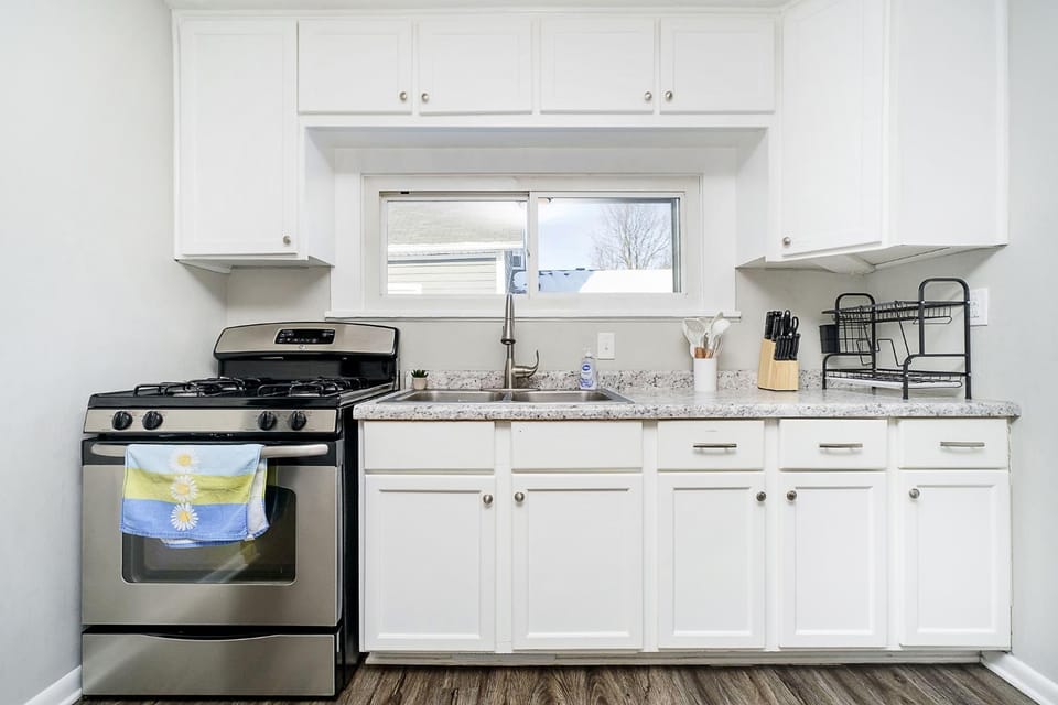 Kitchen or kitchenette, oven, stove