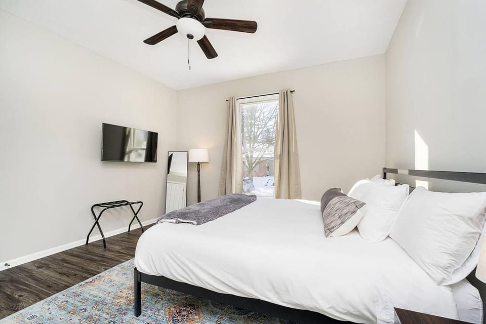 Bed, TV and multimedia, Photo of the whole room, Bedroom