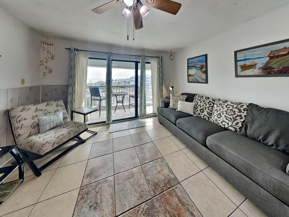 Day, Balcony/Terrace, Living room, Seating area, City view, furniture