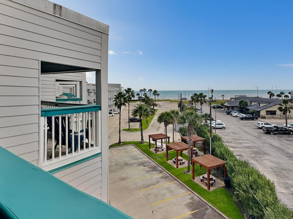 Property building, Day, BBQ facilities, Balcony/Terrace, Beach, Sea view, Parking