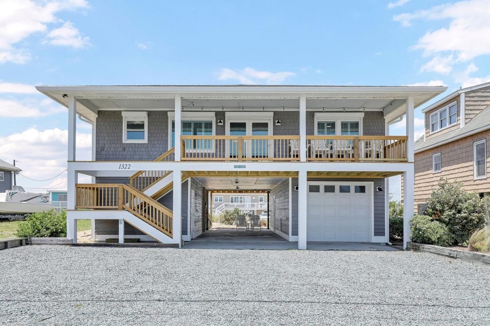 Charming 3 bedroom house with views of the ocean and the sound House in Topsail Beach