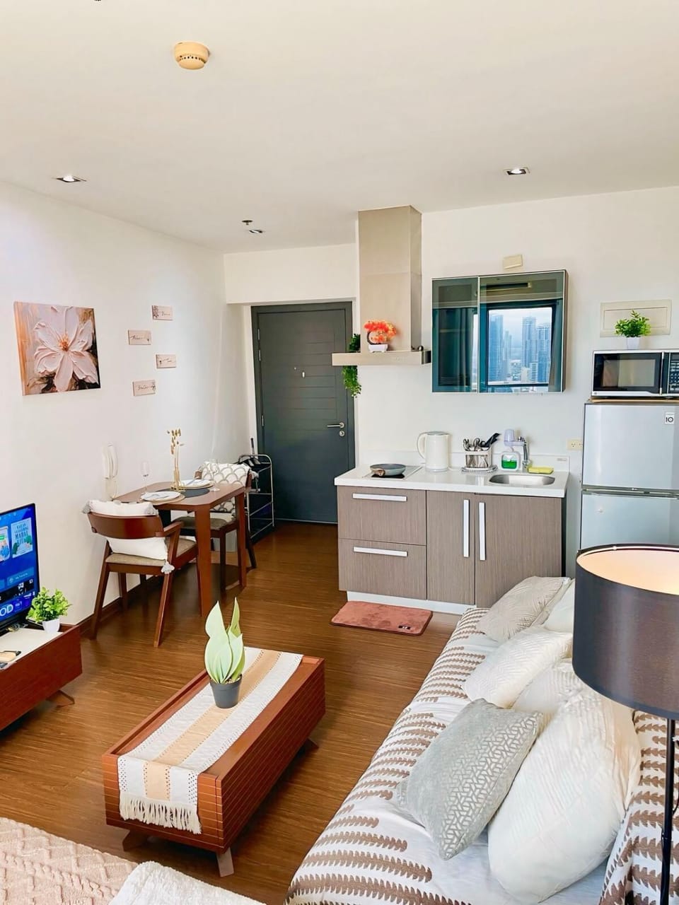 Kitchen or kitchenette, Seating area, Dining area
