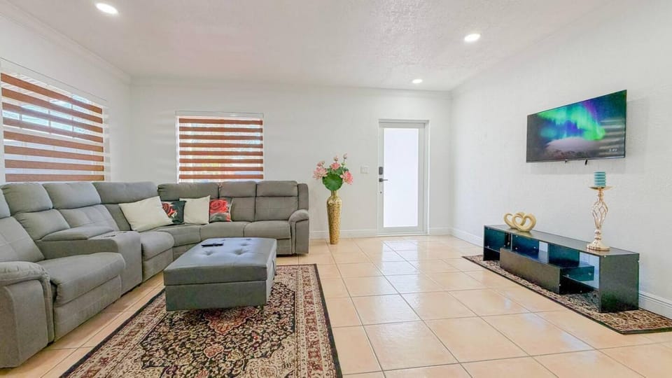 Communal lounge/ TV room, TV and multimedia, Living room, Evening entertainment