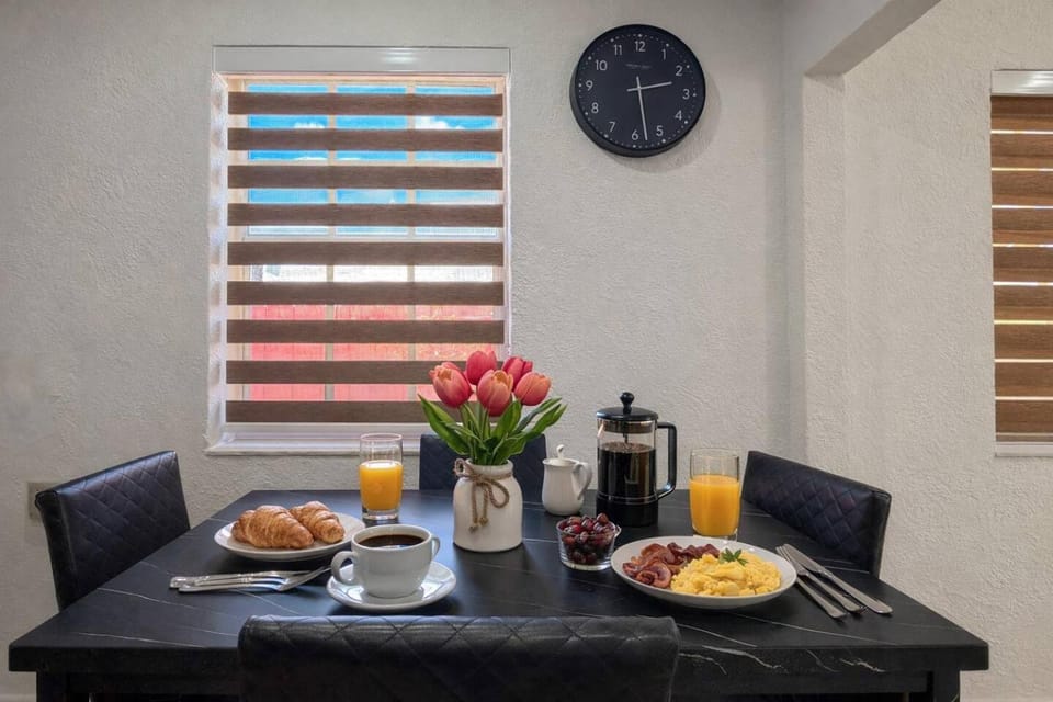 Coffee/tea facilities, Food and drinks, Food, Breakfast, Continental breakfast, Lunch, Dinner, Drinks
