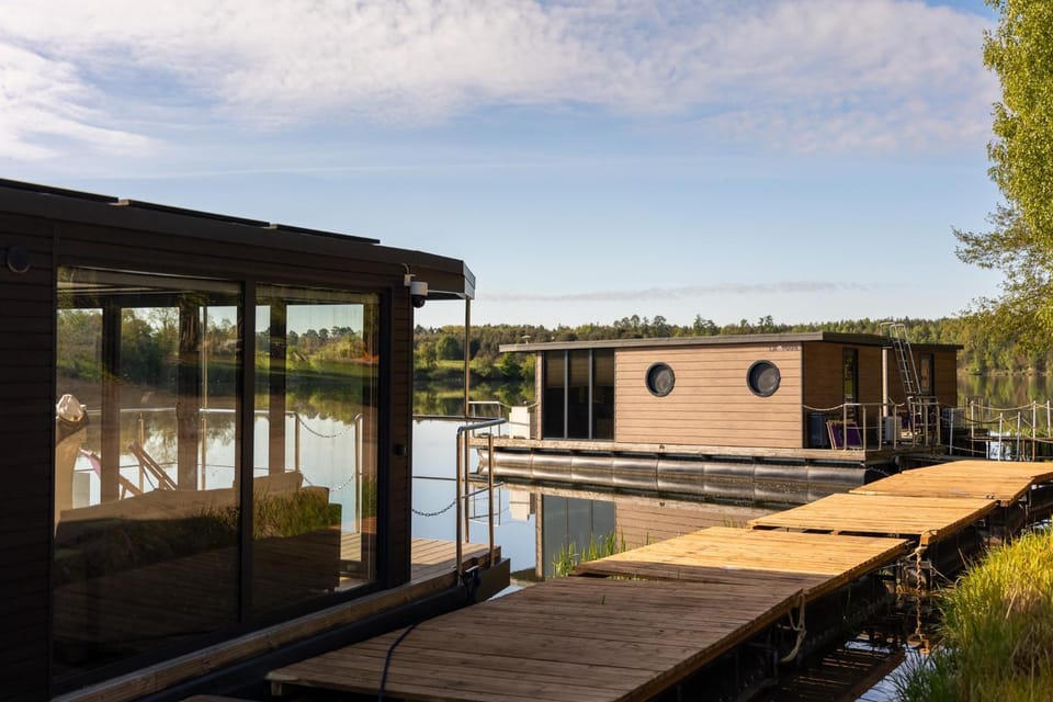 DOMEK na WODZIE - HOUSEBOAT RYBAKÓWKA Docked boat in Poland