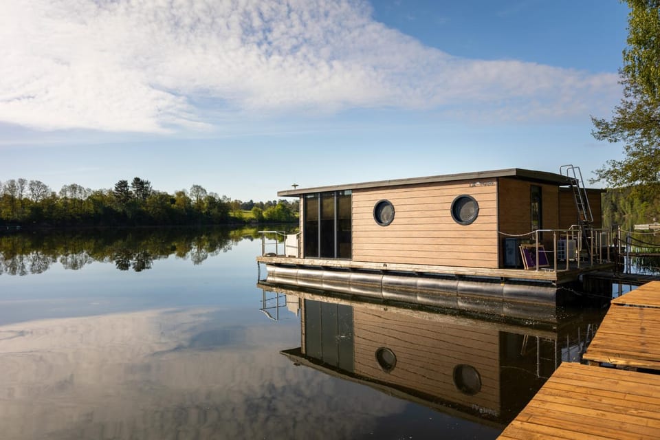 DOMEK na WODZIE - HOUSEBOAT RYBAKÓWKA Docked boat in Poland