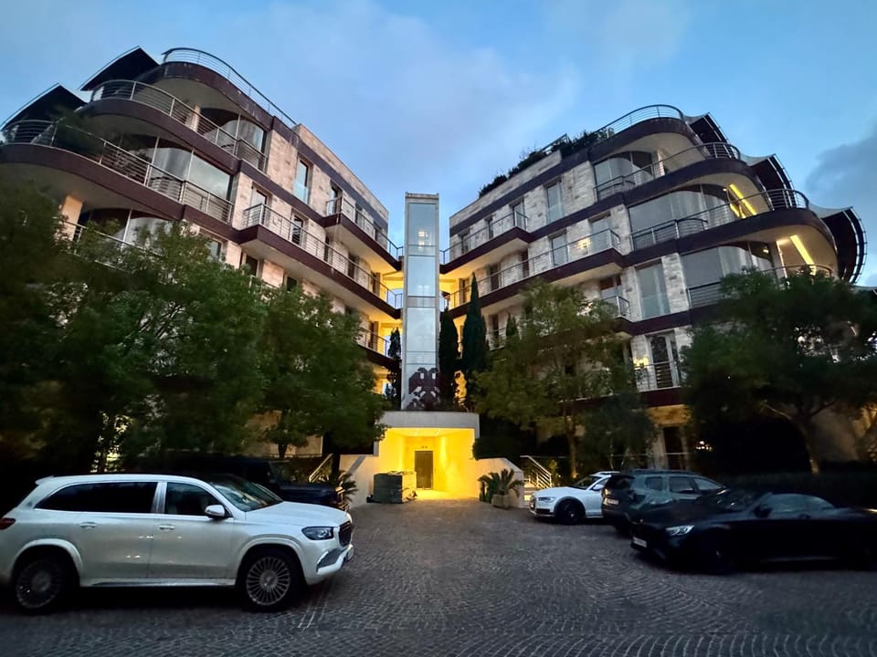 Property building, Day, Neighbourhood, Garden, Street view, Location, Inner courtyard view, Parking