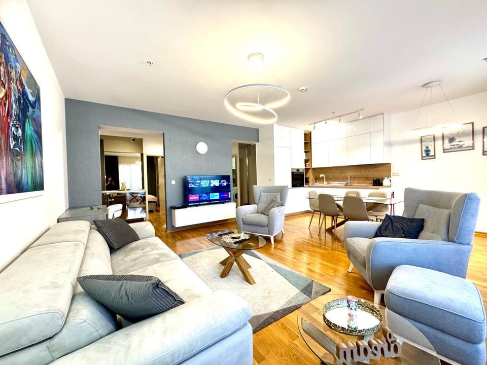 Communal lounge/ TV room, TV and multimedia, Kitchen or kitchenette, Living room, Seating area, Dining area, Evening entertainment