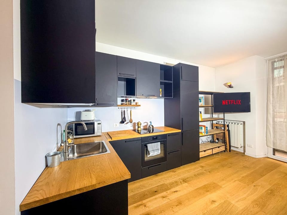 TV and multimedia, Kitchen or kitchenette, Dining area, oven, stove