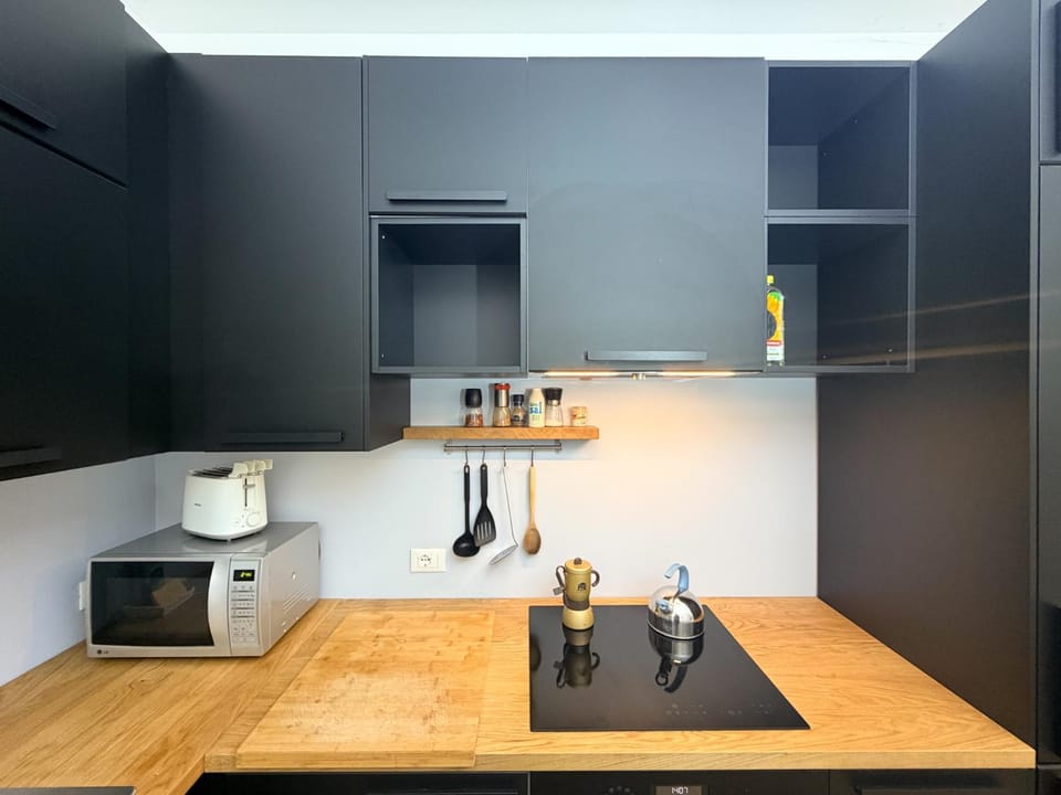 Coffee/tea facilities, Kitchen or kitchenette, stove, toaster