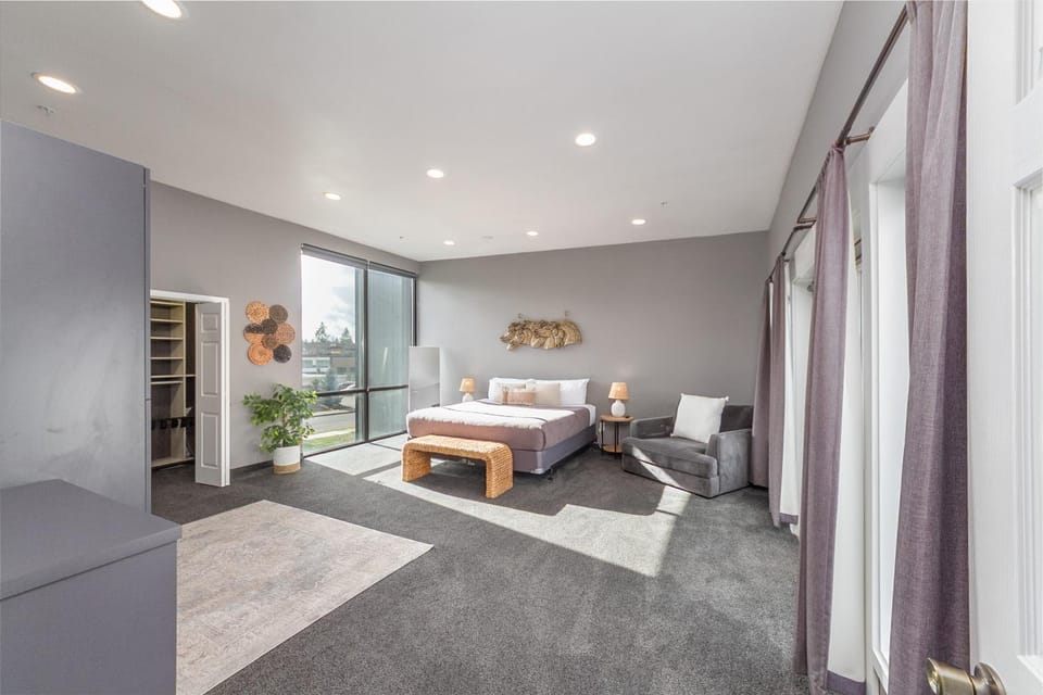 Bed, Photo of the whole room, Seating area, Bedroom