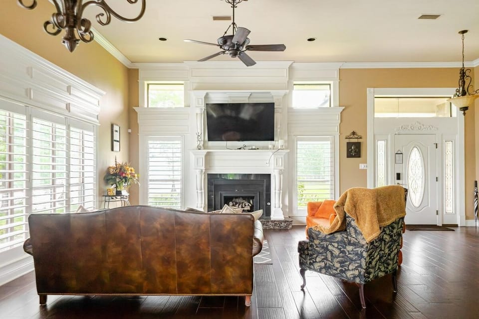 TV and multimedia, Living room, Seating area, Evening entertainment, fireplace