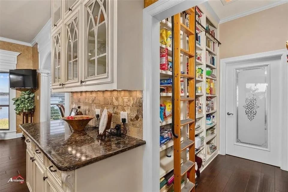 Kitchen or kitchenette, dishwasher, oven, pet friendly, stove