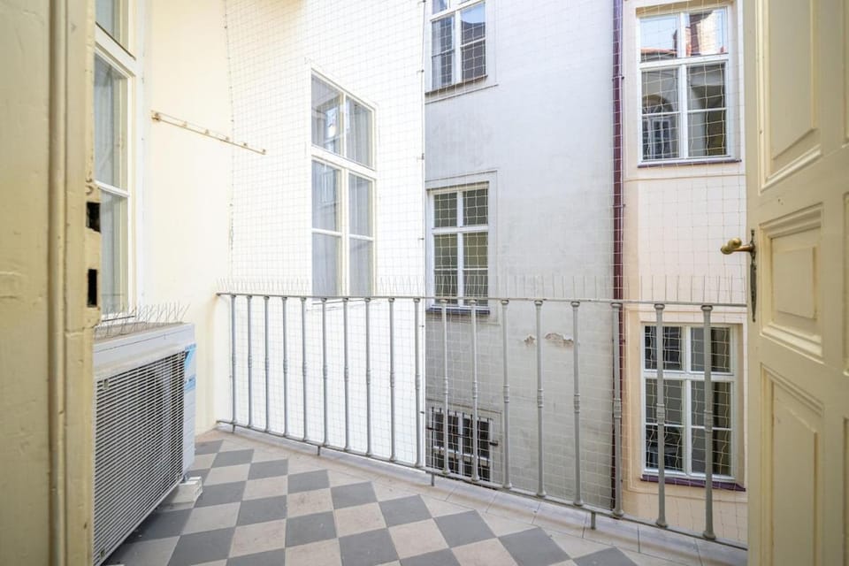 Trendy Apt Centrally Located with PS5, AC, balcony Apartment in Prague