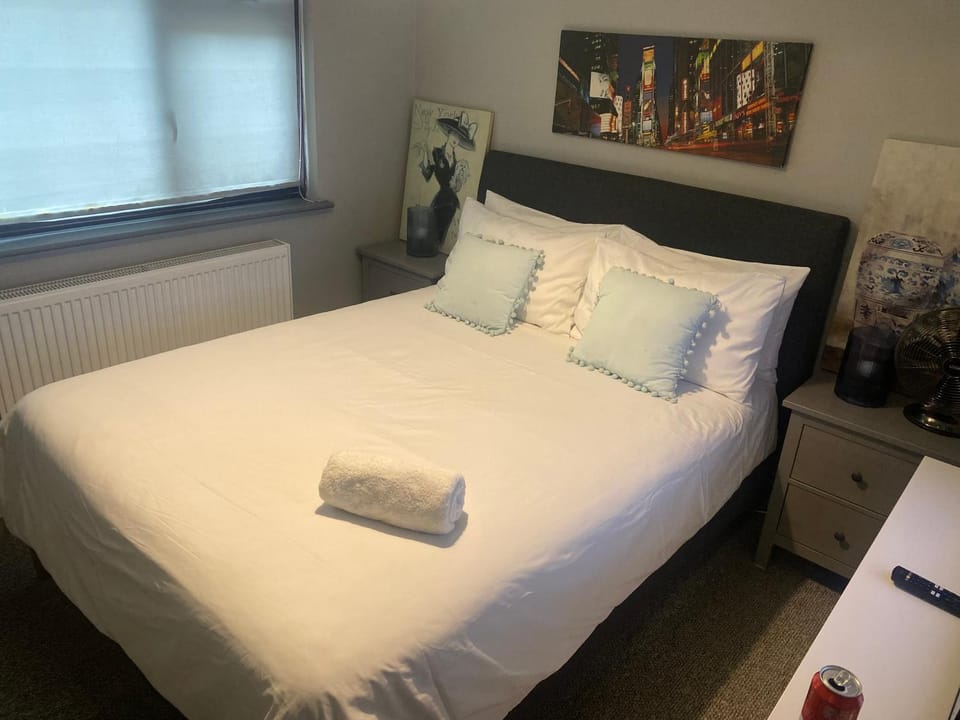 Bed, Photo of the whole room, Bedroom, towels