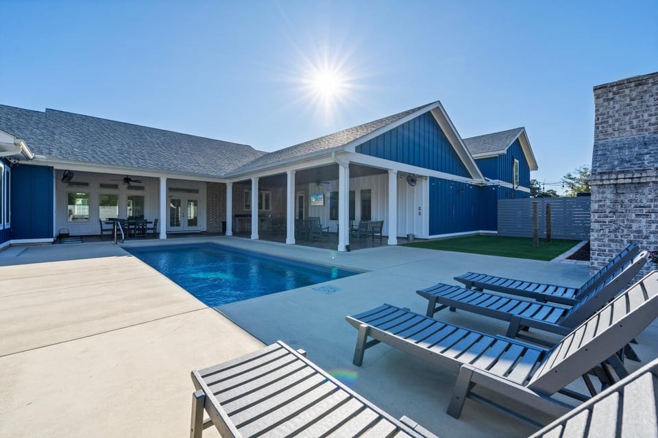 Swimming pool