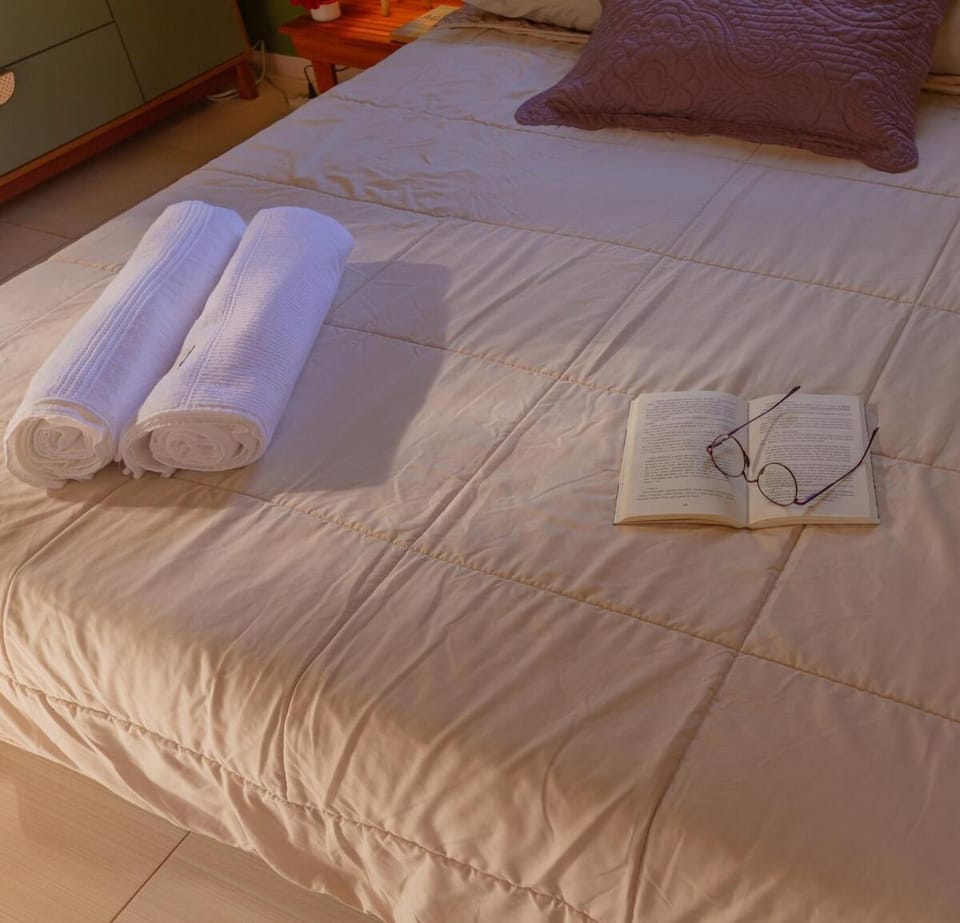 Bed, towels