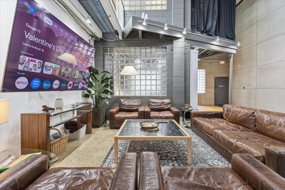 Luxury 5BR Mass Ave Retreat w Gym & Sauna House in Indianapolis