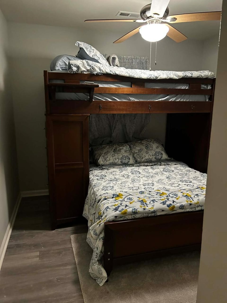 Bedroom, bunk bed