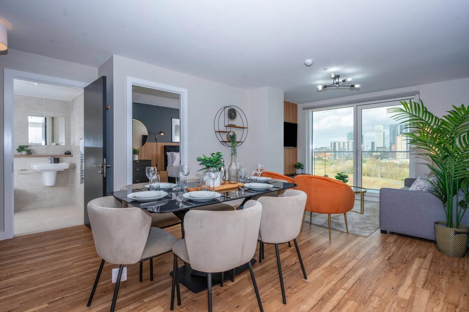 Luxury Waterfront 2BR - Free Gym Access & Parking Apartment in Salford