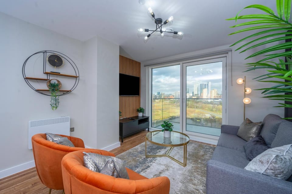 Luxury Waterfront 2BR - Free Gym Access & Parking Apartment in Salford