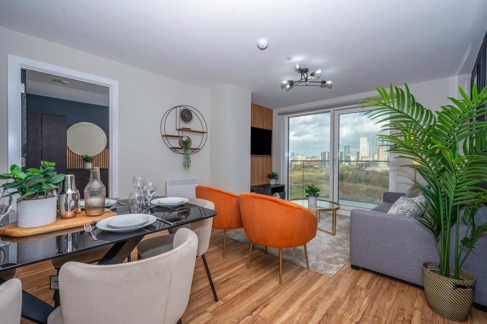 Luxury Waterfront 2BR - Free Gym Access & Parking Apartment in Salford