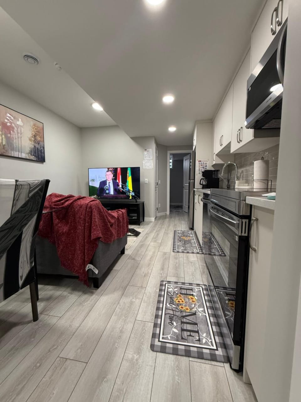 Kitchen or kitchenette, dishwasher, oven