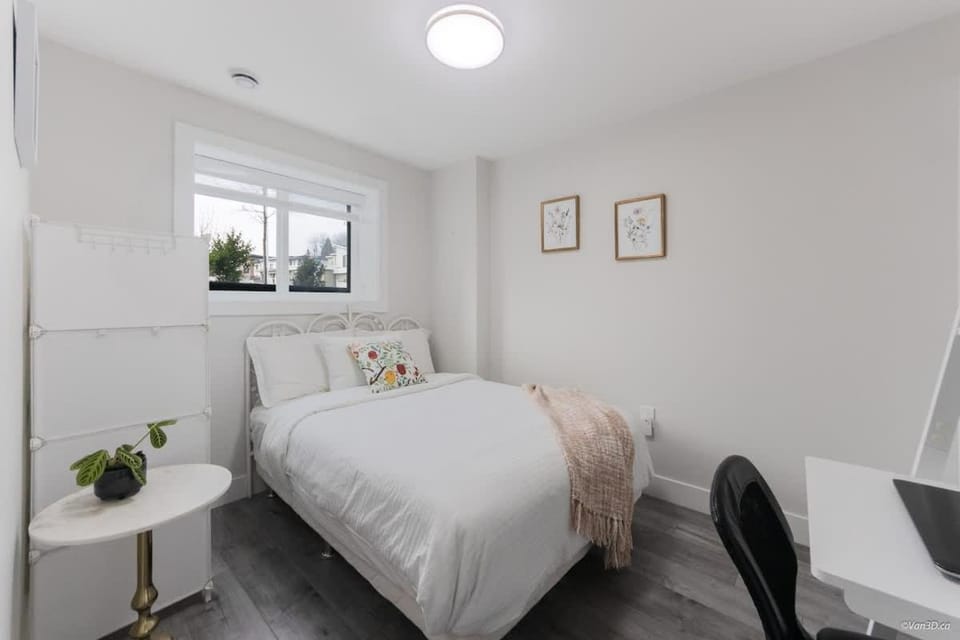 The Cozy Garden Suite - South Surrey Stay House in Surrey
