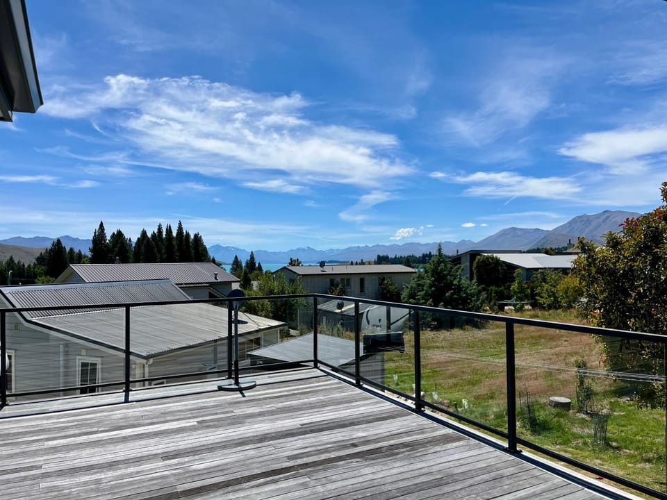 Property building, Balcony/Terrace, Lake view, Mountain view
