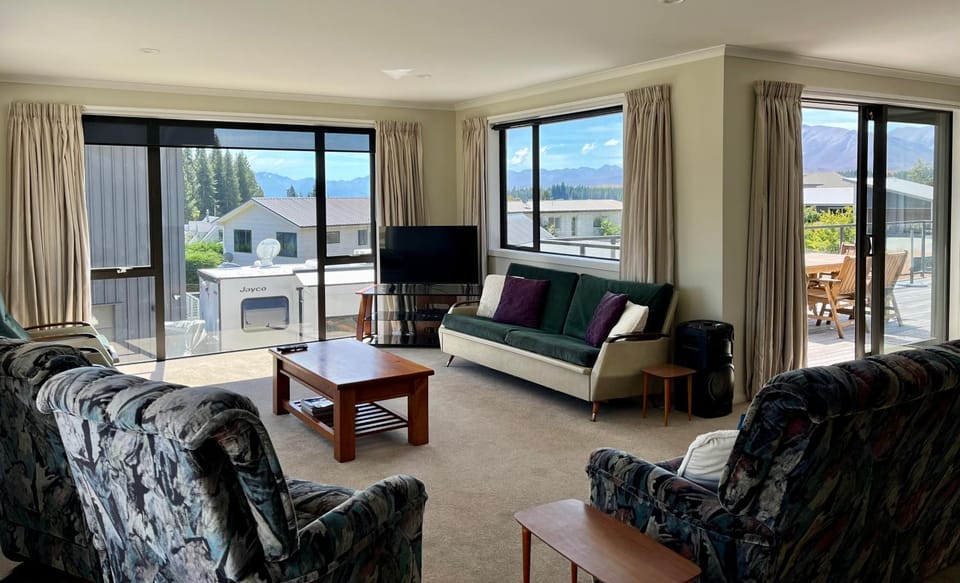 TV and multimedia, View (from property/room), Balcony/Terrace, Living room, Seating area, Evening entertainment, Mountain view