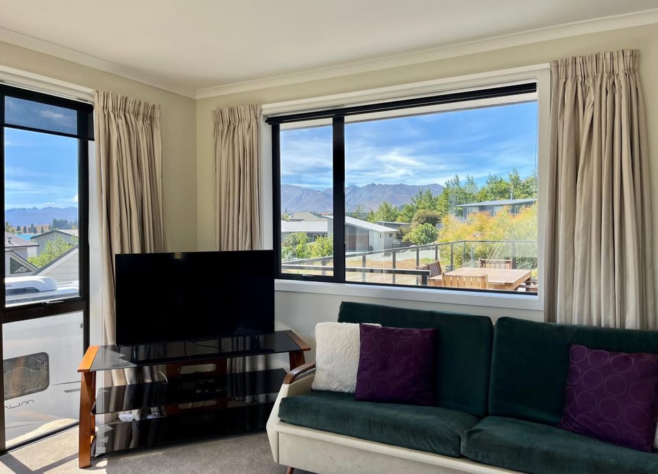 TV and multimedia, Living room, Seating area, Mountain view